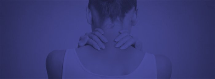 Pessoa com dor difusa na região do pescoço e ombros, característica da fibromialgia